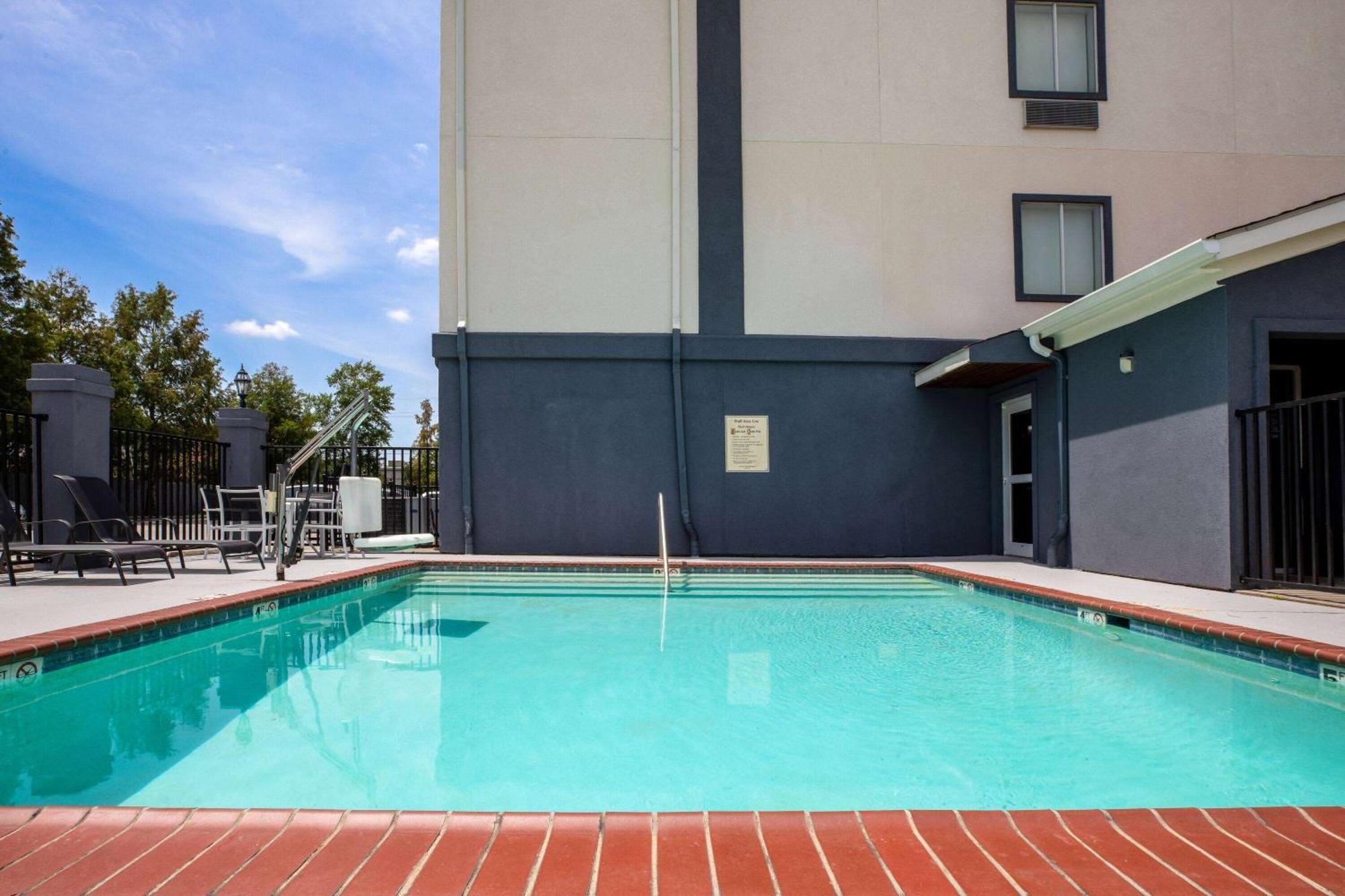 Days Inn By Wyndham Baton Rouge I-10 Prairieville Dış mekan fotoğraf